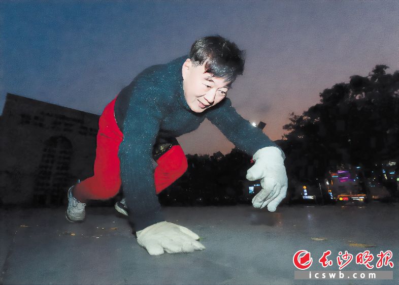 爬行” 专家表示并非所有人群都适合这样的锻炼方式bsport体育网站长沙一老人22年坚持每天“(图1)
