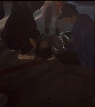 乘客晕倒后有人砸窗自救；西宁曹家堡机场：正介入调查必一体育网站机场摆渡车挤满人疑没开空调闷热难耐女(图7)