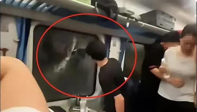 乘客晕倒后有人砸窗自救；西宁曹家堡机场：