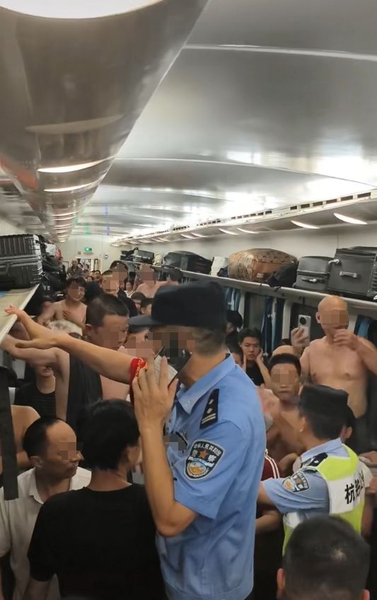 乘客晕倒后有人砸窗自救；西宁曹家堡机场：正介入调查必一体育网站机场摆渡车挤满人疑没开空调闷热难耐女(图2)